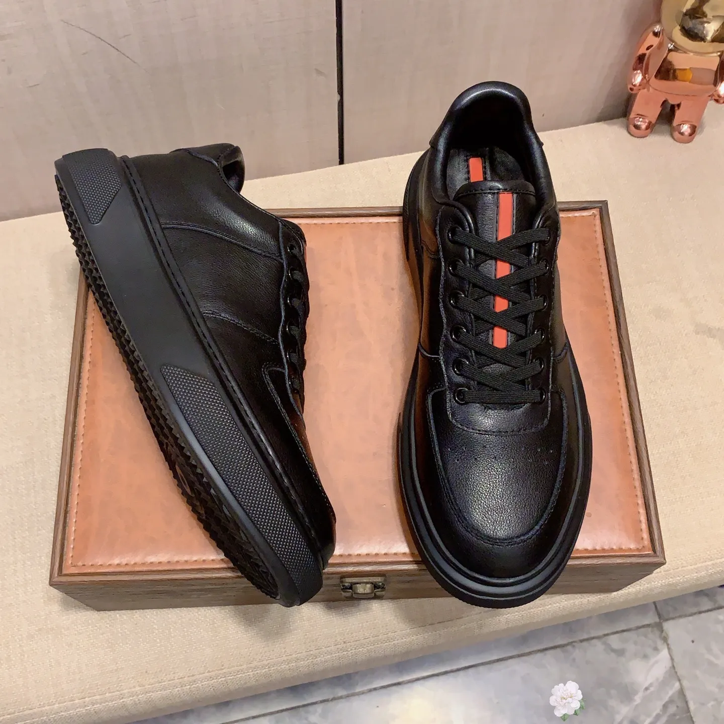Men's men's shoes💰460💰💰🎩🎩[Lightning][Lightning] "PRADA*" The latest and most popular casual shoes, top brand [seduce] luxury ~ purchasing agency, top ~ quality. [Strong] The upper is made of imported breathable cowhide with material ➕ breathable sheepskin feet (•) and fine workmanship. The original stylish and stylish soft rubber wear-resistant and non-slip outsole is light and comfortable on the feet. The real thing looks better when photographed in person. 0128: Size: 38-44, 45 sizes can be customized, black, white